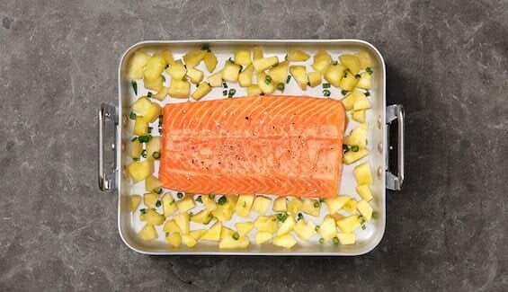 سمك السلمون النرويجي مع العسل وخردل ديجون والأناناس