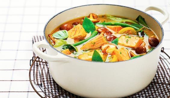 سمك السلمون النرويجي مع جوز الهند والكاري