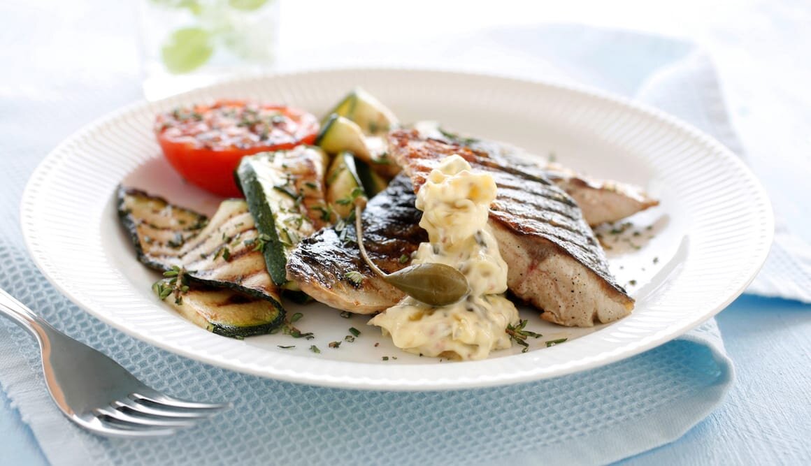 سمك الماكريل النرويجي المشوي مع الكوسا والطماطم