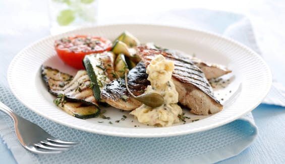 سمك الماكريل النرويجي المشوي مع الكوسا والطماطم