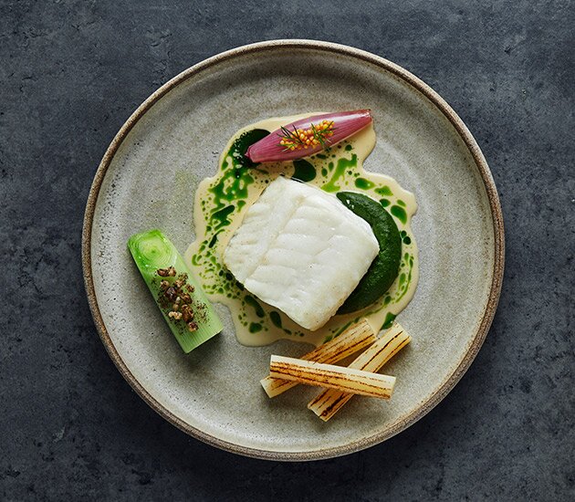 سمك القد النرويجي بالفرن مع الخضروات وصلصة بلح البحر الأزرق الكريمي