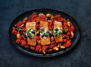 سلمون نرويجي مقلي مع جبن البارميزان