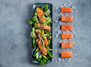 سمك السلمون المخبوز بالفرن مع الليمون