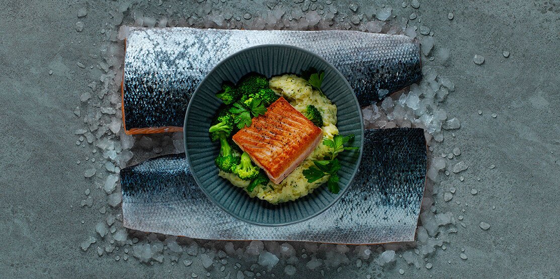 سمك السلمون النرويجي المقلي مع البطاطاس المهروسة