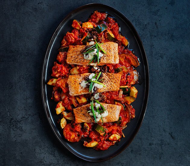 سلمون نرويجي مقلي مع جبن البارميزان