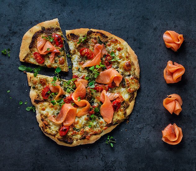 بيتزا بصلصة البيستو وجبن الموزاريلا وسمك السلمون النرويجي المدخن