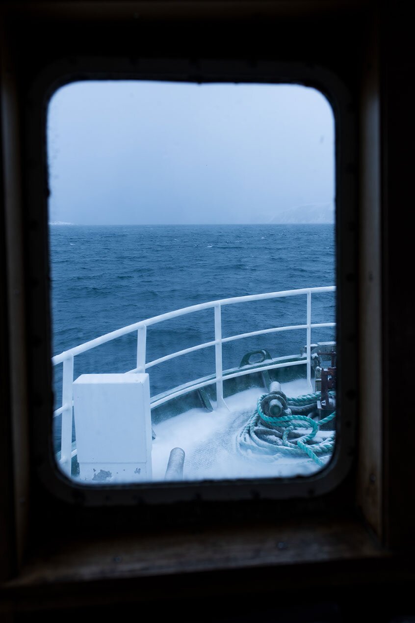 النظر من نافذة على القارب