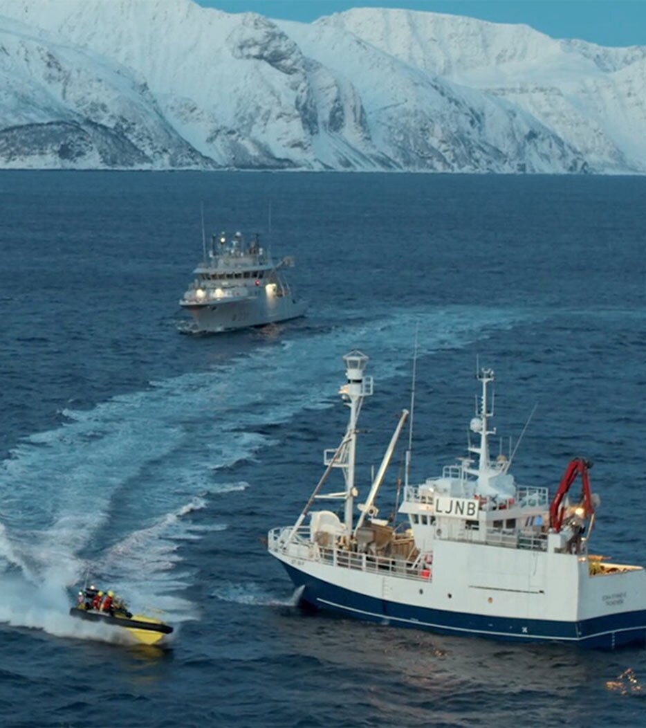 ضابط خفر السواحل يتفقد سفينة